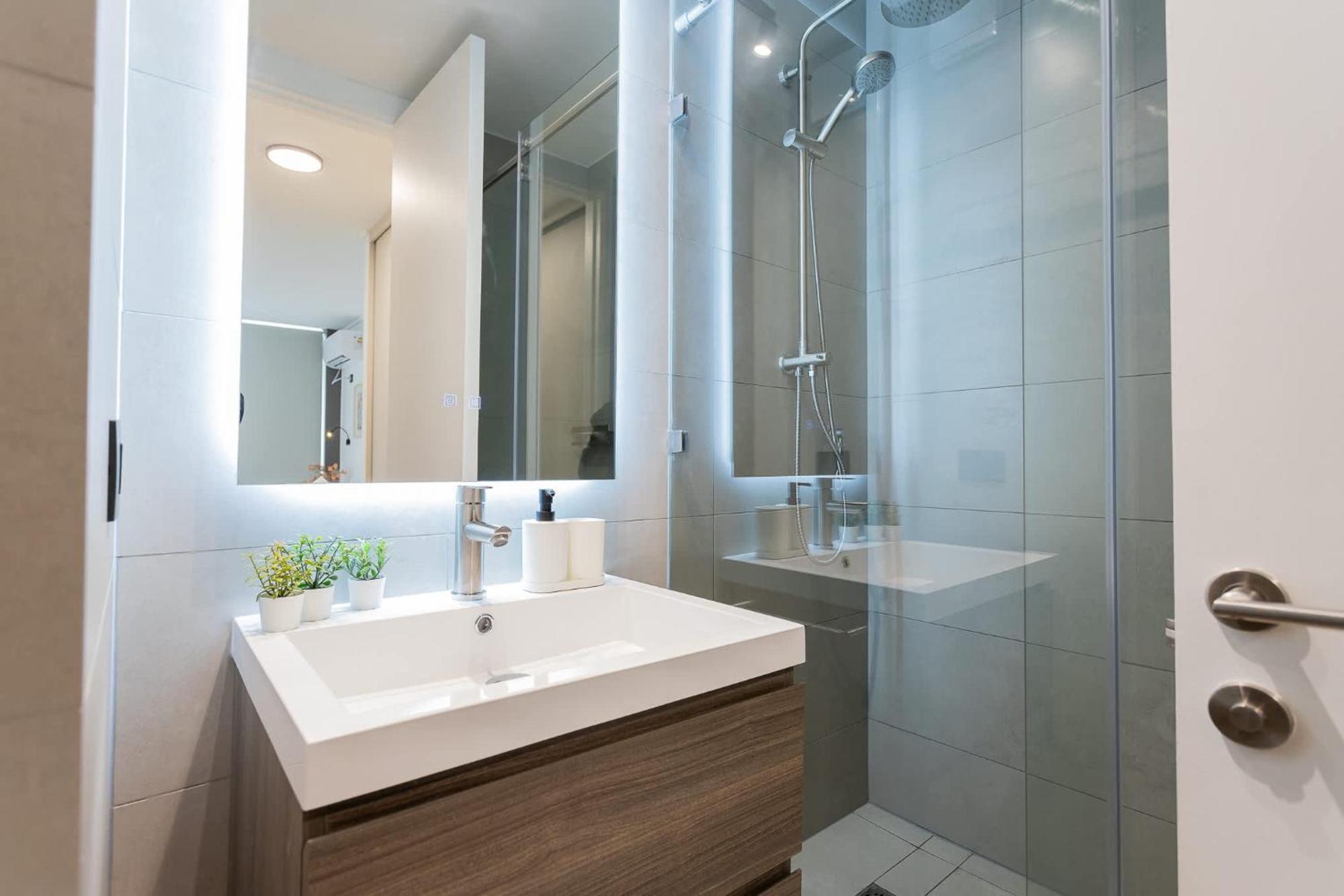 Radiant 1br In Prime Condes Location
